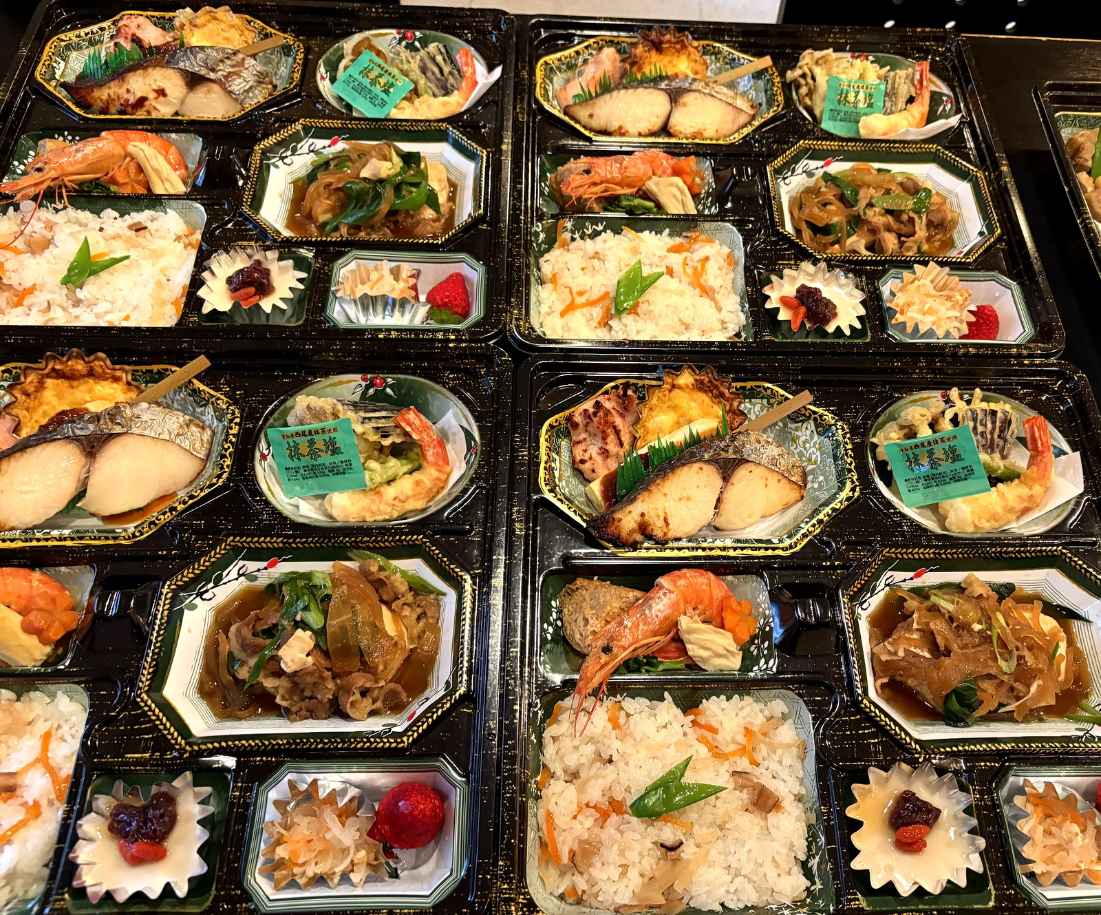 人数分並んだ仕出し弁当