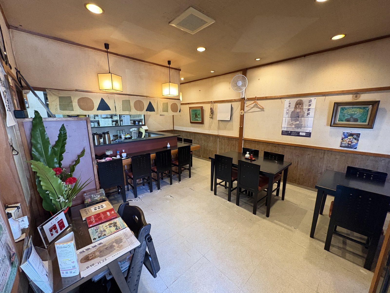 白寿庵の店内、カウンターとテーブル席
